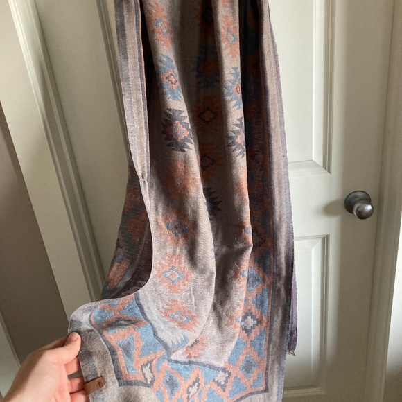 ROOTS Large Scarf Wrap Boho Western Vibes Beautiful pattern EUC - Picture 1 of 4